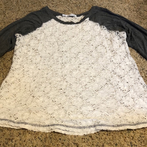 Gray and white lace 1/4 sleeve shirt - Picture 3 of 3